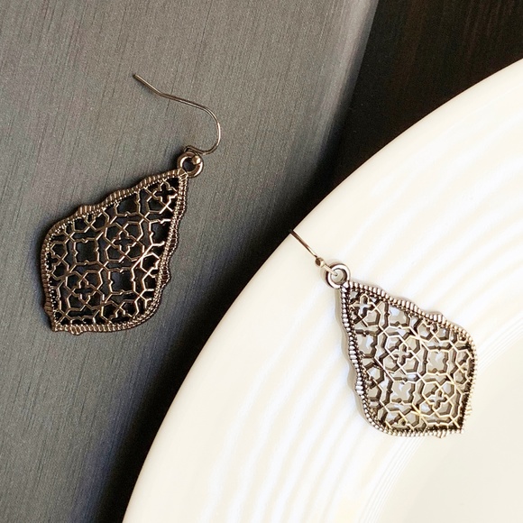 Jewelry - NEW Leaf Filigree Earrings (black)